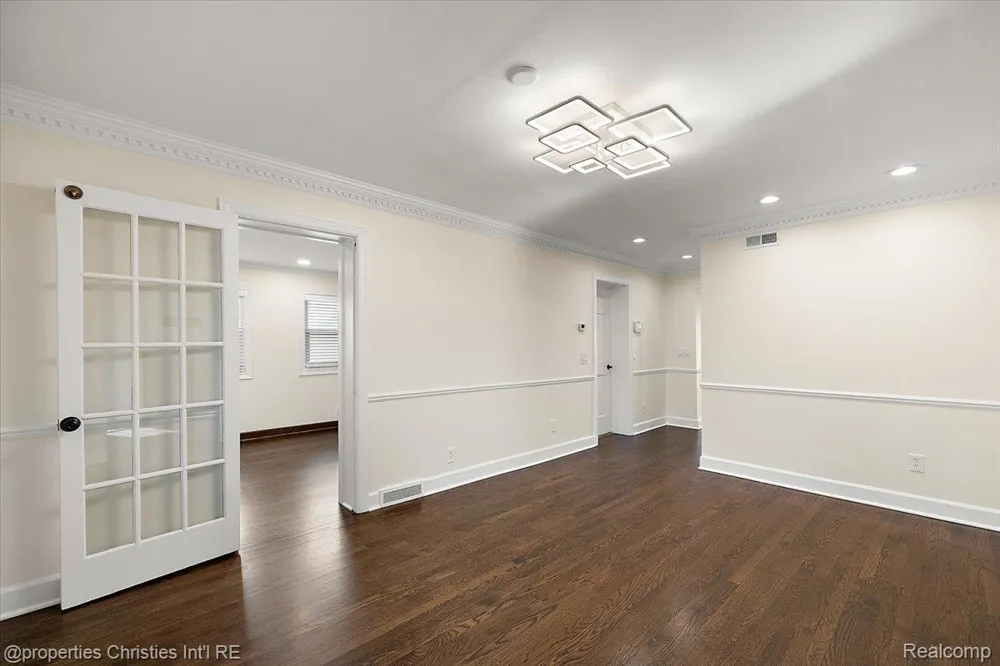 1900 Fairview Street Birmingham City, MI 48009