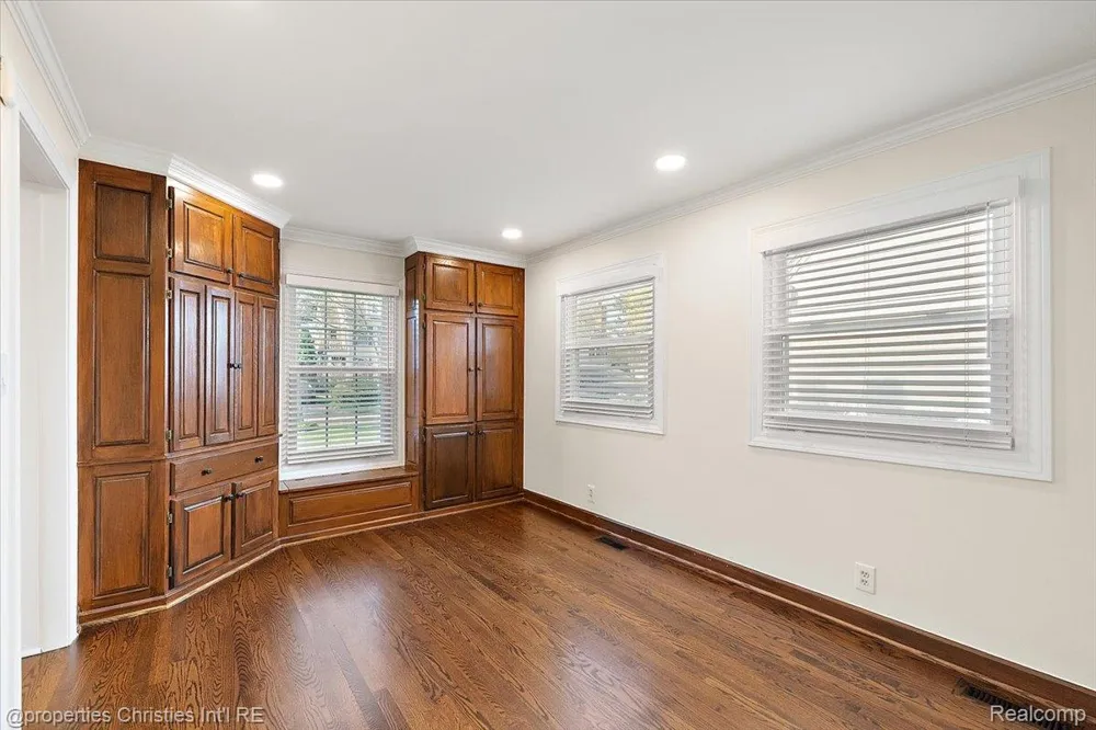 1900 Fairview Street Birmingham City, MI 48009