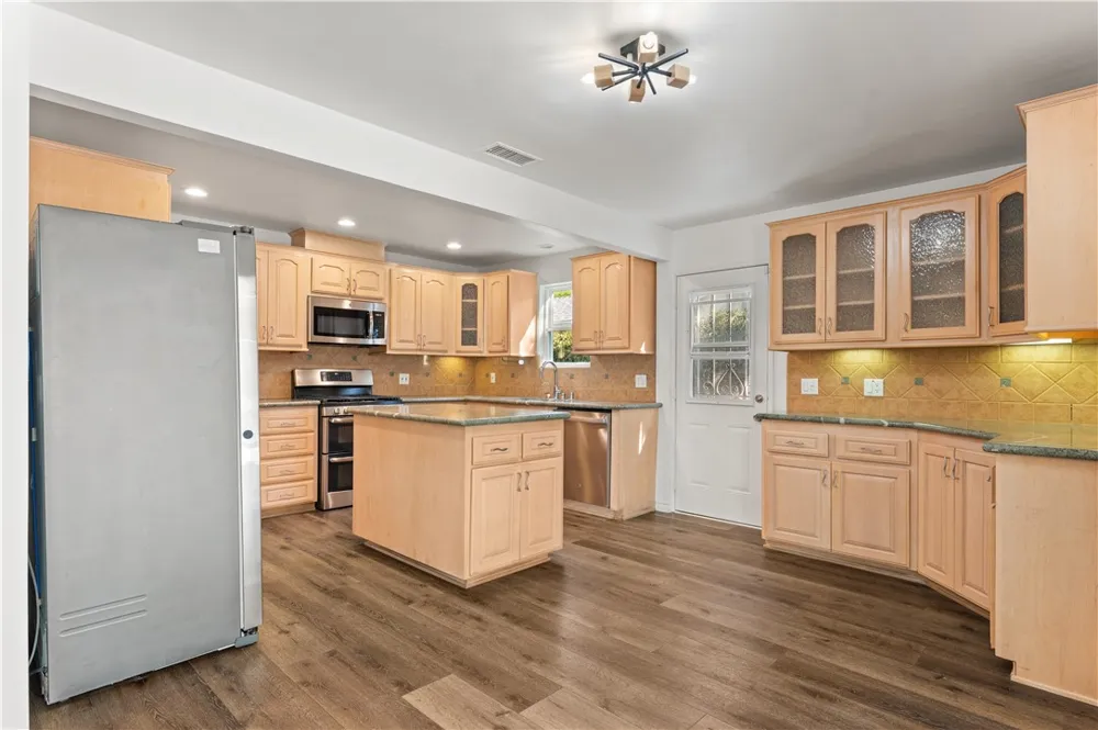 6515 Kenwater West Hills, CA 91307