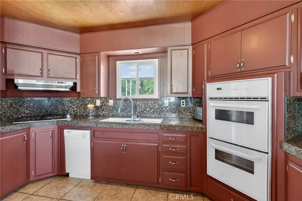 780 Santa Clara Circle Hemet, CA 92543