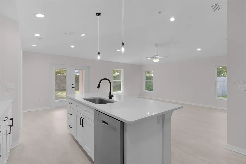 100 SEQUOIA TRAIL Ocklawaha, FL 32179