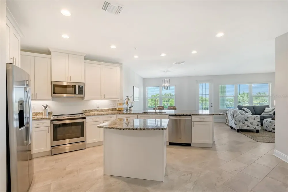 7930 34TH AVENUE W #102 Bradenton, FL 34209