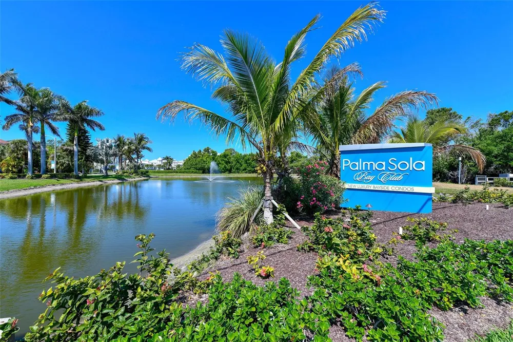 7930 34TH AVENUE W #102 Bradenton, FL 34209