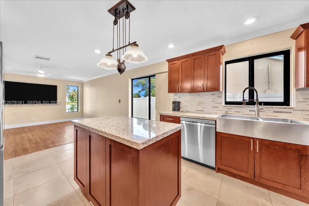 15056 SW 10th St Sunrise, FL 33326