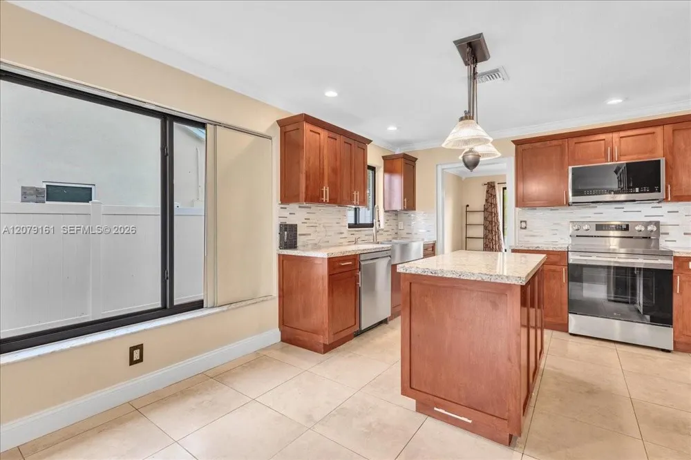 15056 SW 10th St Sunrise, FL 33326