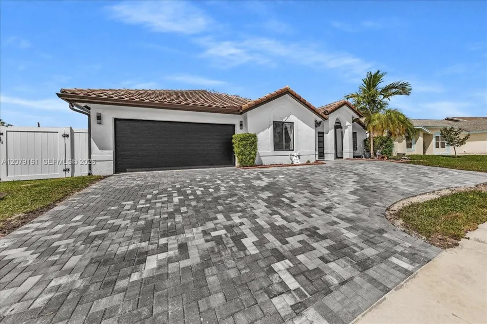 15056 SW 10th St Sunrise, FL 33326
