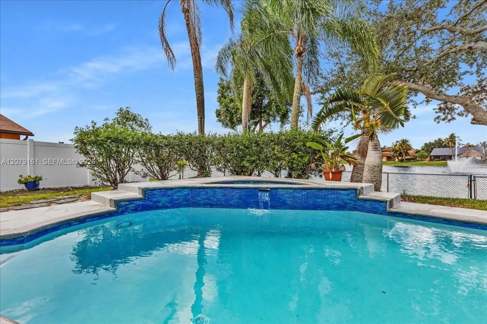 15056 SW 10th St Sunrise, FL 33326