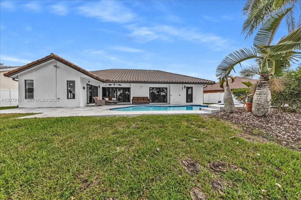 15056 SW 10th St Sunrise, FL 33326