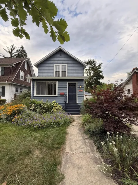 121 Kenwood Avenue