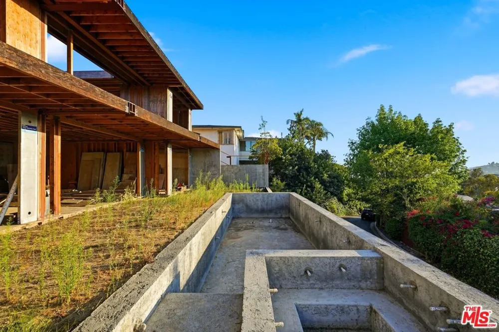 2453 Creston Way Los Angeles, CA 90068