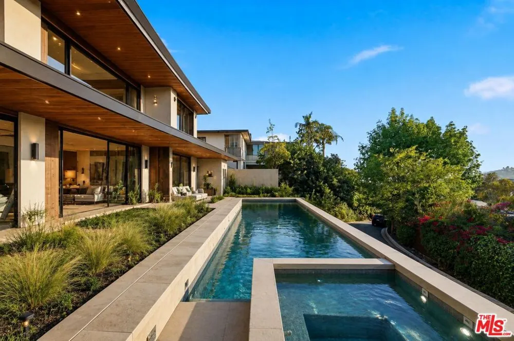 2453 Creston Way Los Angeles, CA 90068