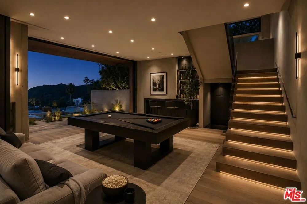 2453 Creston Way Los Angeles, CA 90068