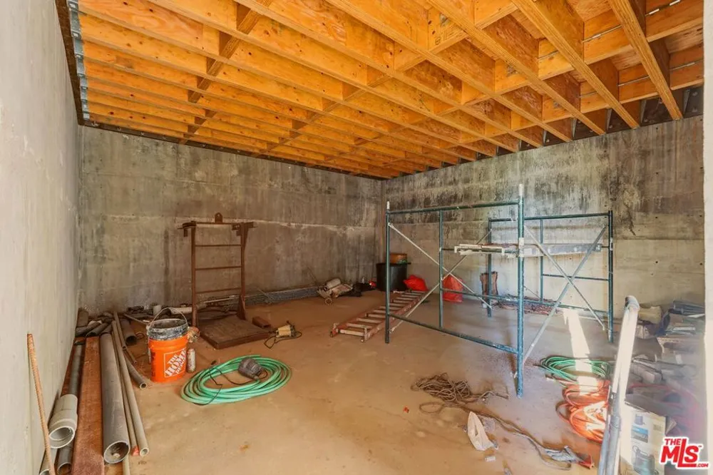 2453 Creston Way Los Angeles, CA 90068