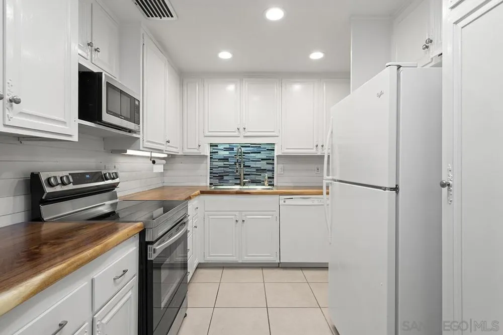 7811 Eads Ave #104 La Jolla, CA 92037