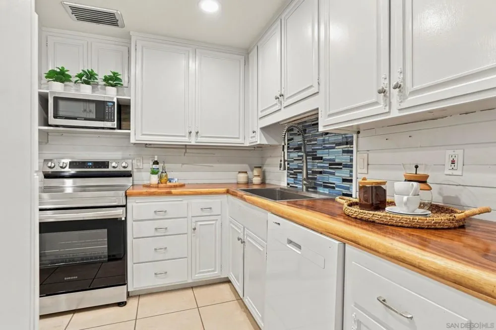 7811 Eads Ave #104 La Jolla, CA 92037