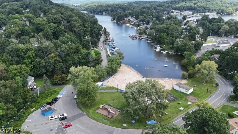 105 Leland Trl Hopatcong, NJ 07843