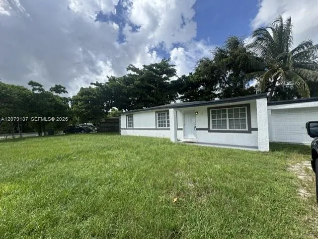 43 Newton Rd West Park, FL 33023
