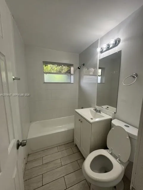 43 Newton Rd West Park, FL 33023