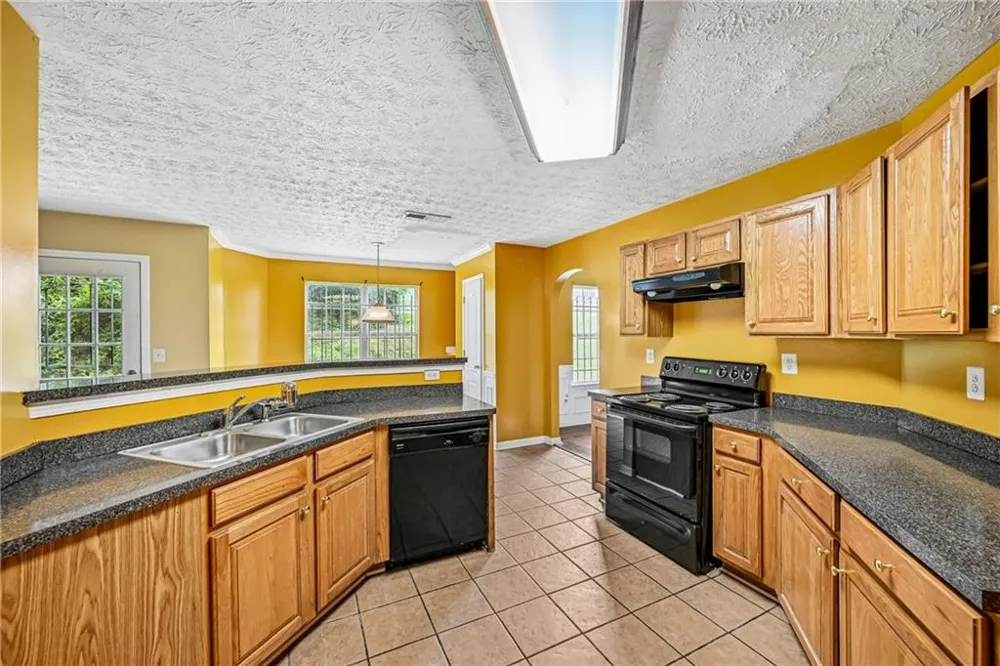 2083 Dylan Court Ellenwood, GA 30294