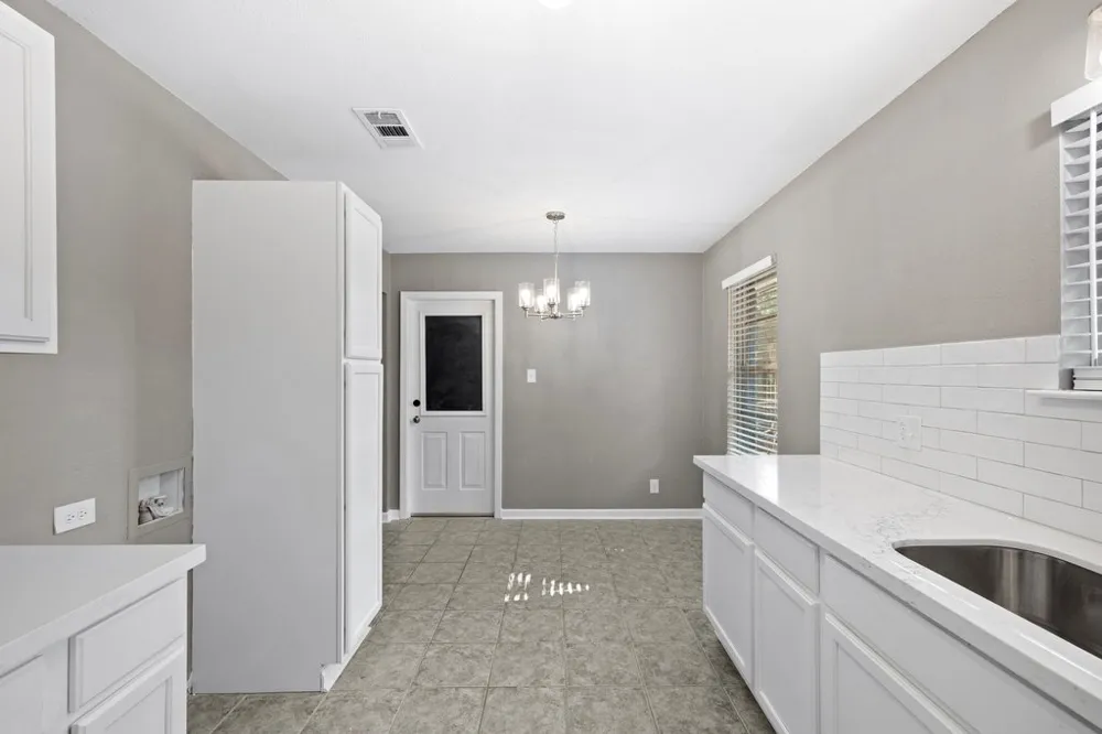 2411 S 6th Street Austin, TX 78704
