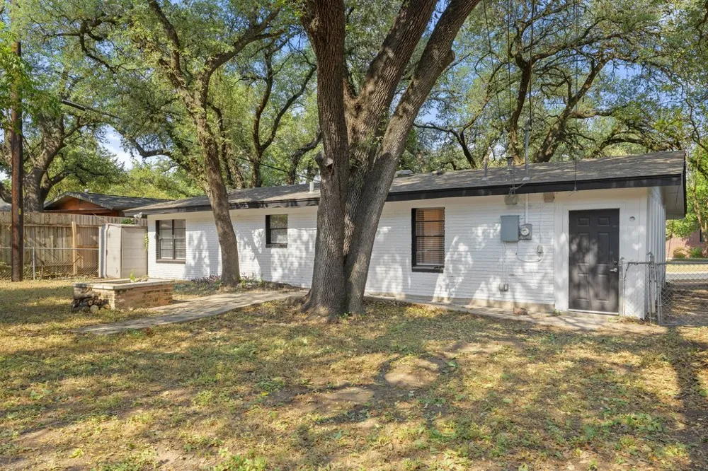 2411 S 6th Street Austin, TX 78704