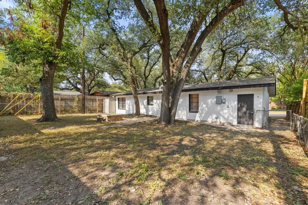 2411 S 6th Street Austin, TX 78704
