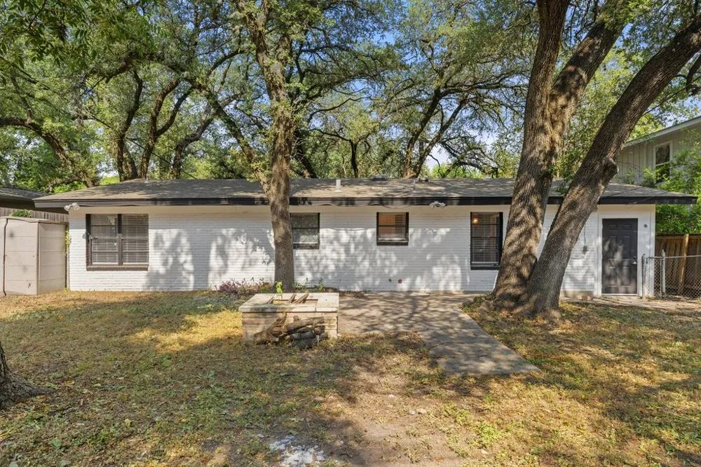 2411 S 6th Street Austin, TX 78704