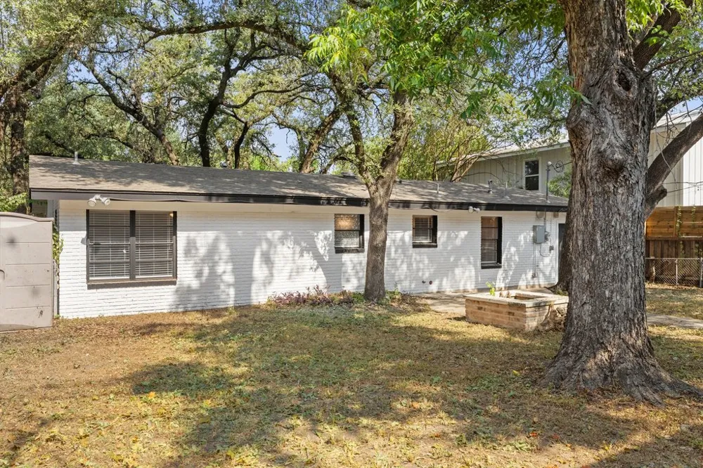 2411 S 6th Street Austin, TX 78704