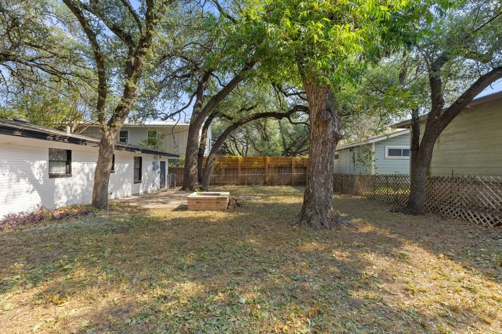 2411 S 6th Street Austin, TX 78704