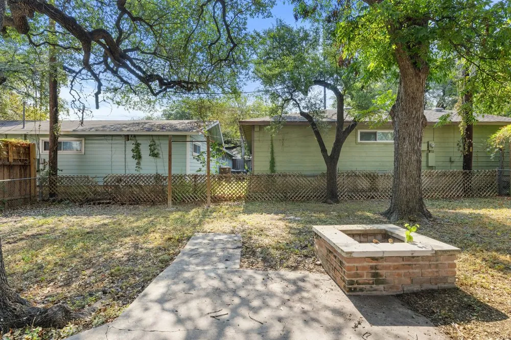2411 S 6th Street Austin, TX 78704