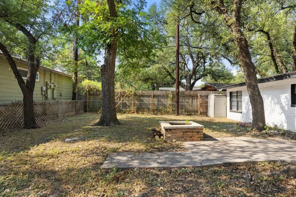 2411 S 6th Street Austin, TX 78704
