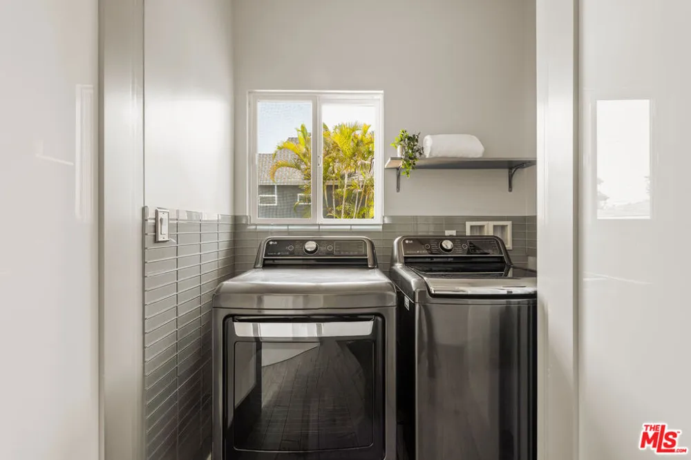 8372 Stewart Avenue Los Angeles, CA 90045