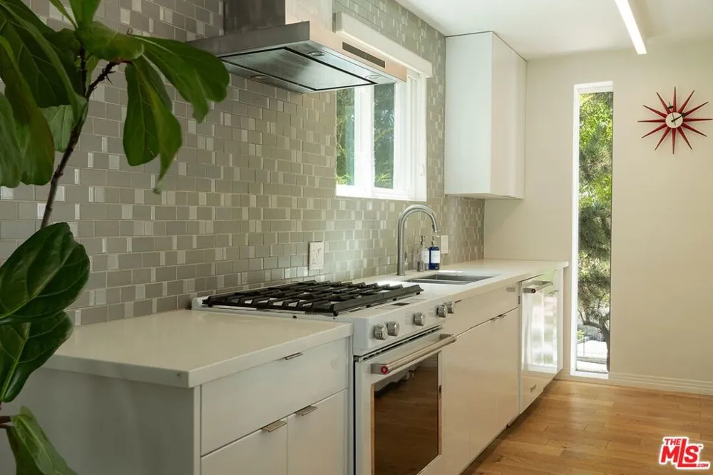 14018 Valley Vista Boulevard Sherman Oaks, CA 91423