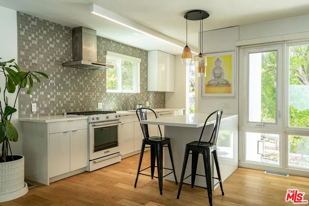 14018 Valley Vista Boulevard Sherman Oaks, CA 91423