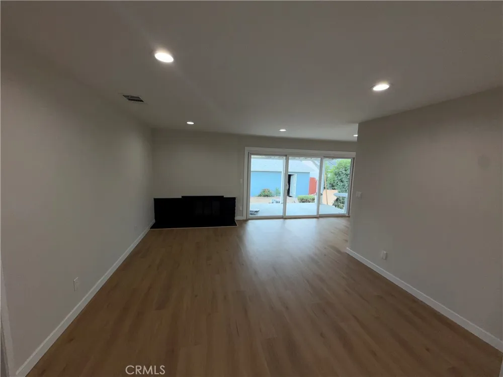6934 Woodlake West Hills, CA 91307