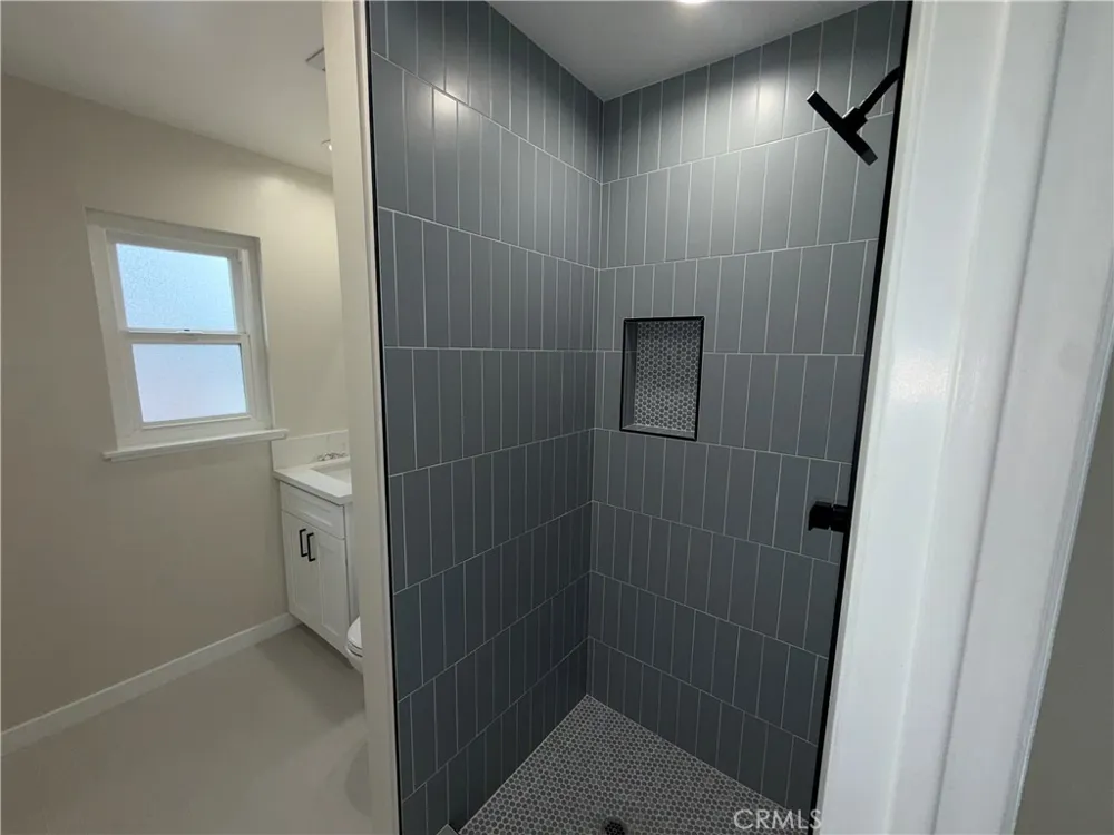 6934 Woodlake West Hills, CA 91307