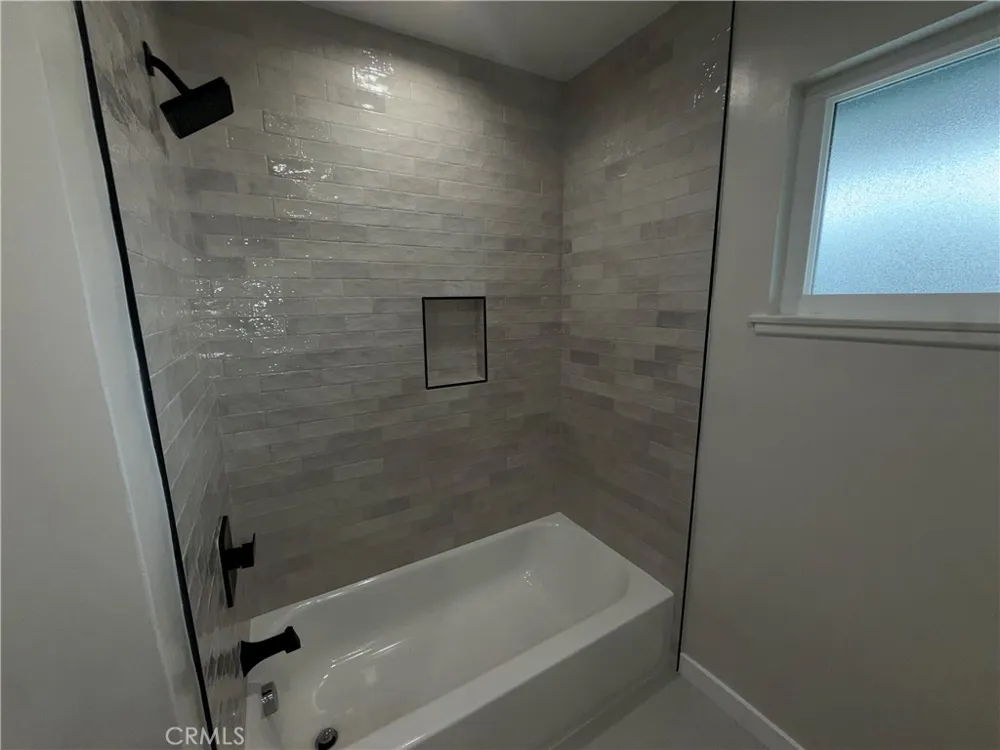 6934 Woodlake West Hills, CA 91307