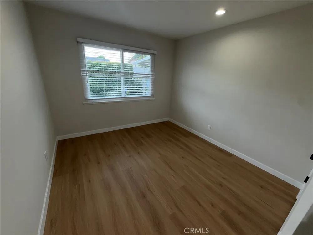 6934 Woodlake West Hills, CA 91307