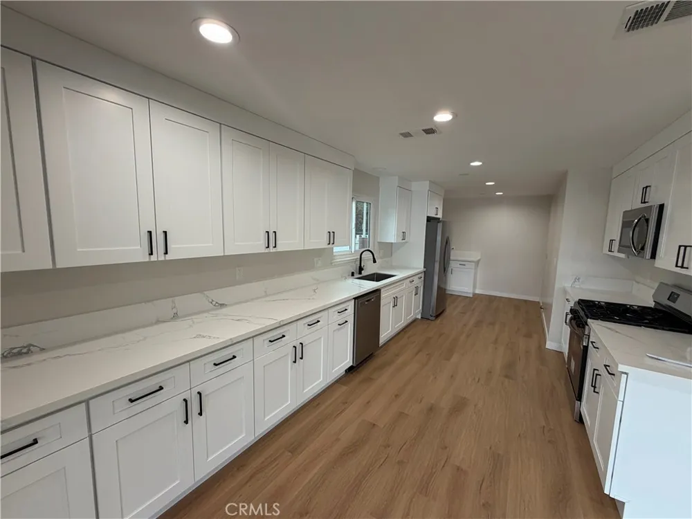 6934 Woodlake West Hills, CA 91307