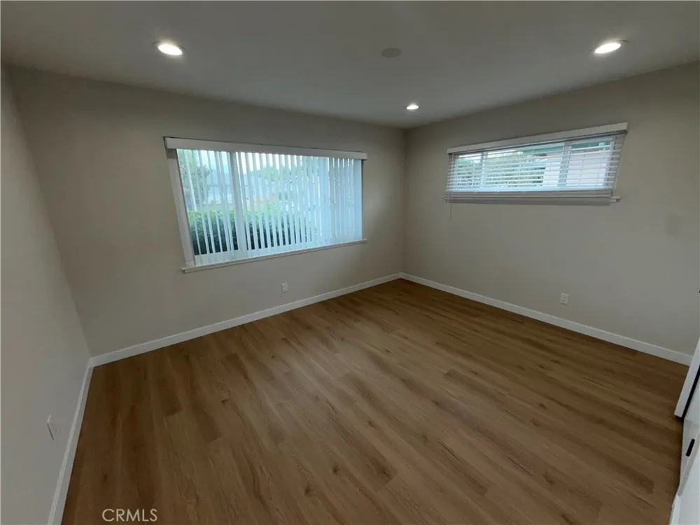 6934 Woodlake West Hills, CA 91307