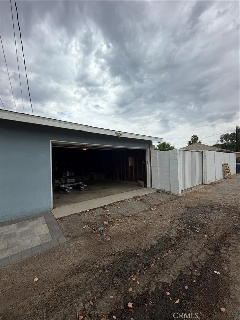 6934 Woodlake West Hills, CA 91307
