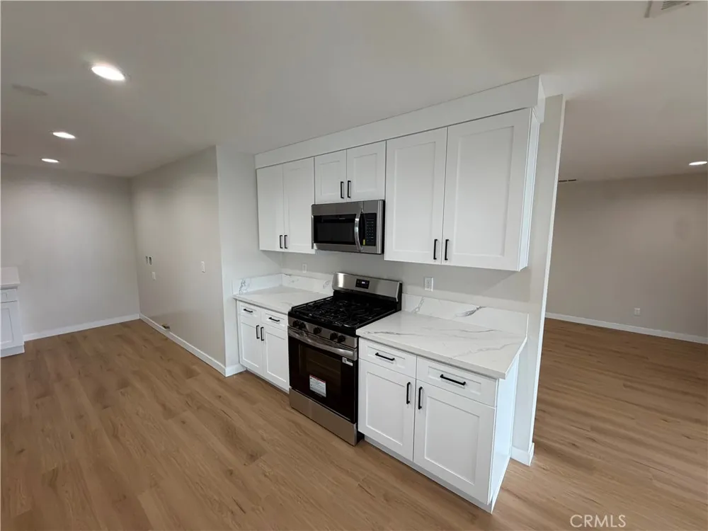 6934 Woodlake West Hills, CA 91307