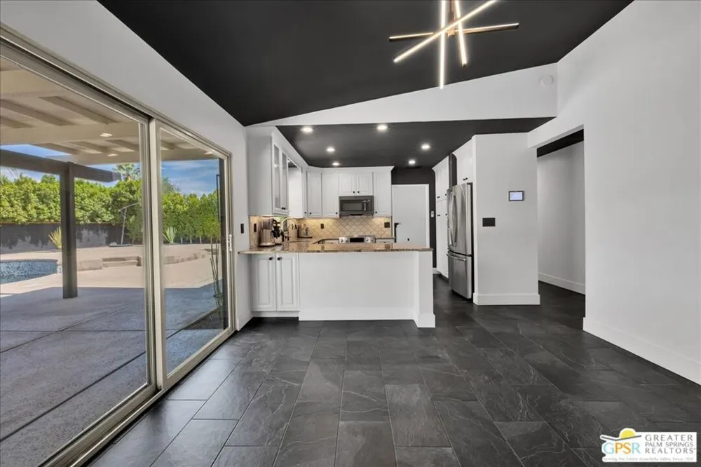 3190 E Loma Vista Circle Palm Springs, CA 92264