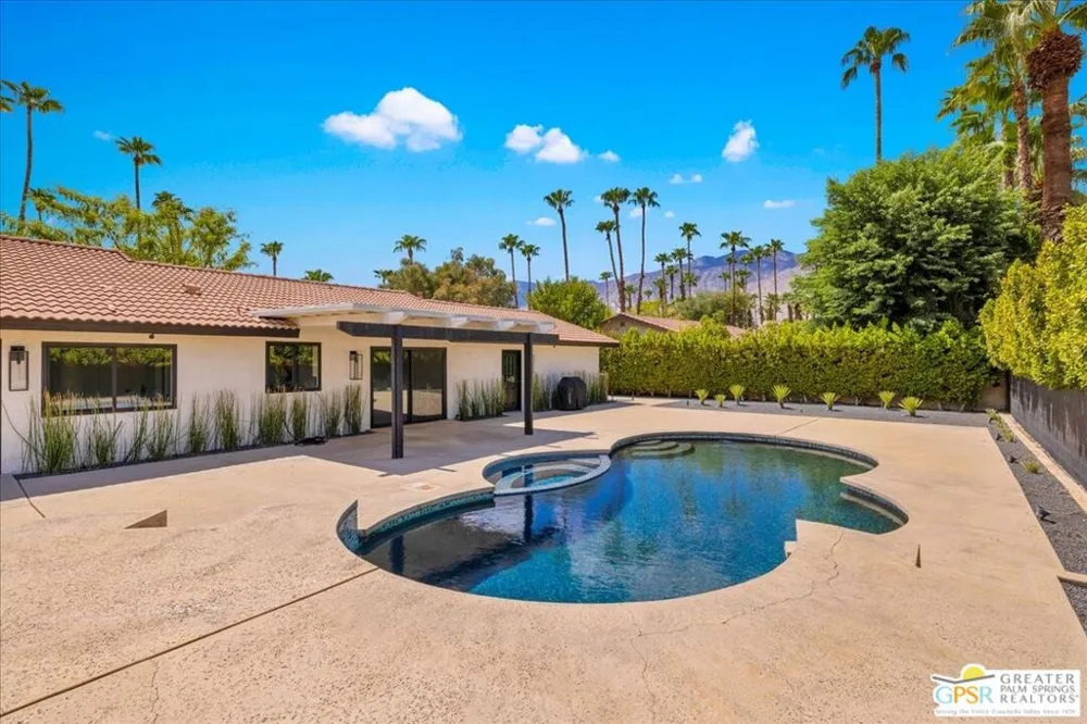 3190 E Loma Vista Circle Palm Springs, CA 92264