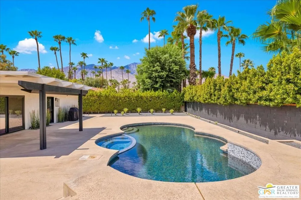 3190 E Loma Vista Circle Palm Springs, CA 92264