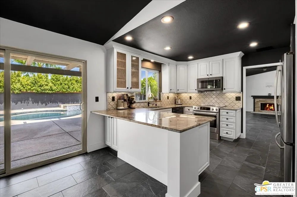 3190 E Loma Vista Circle Palm Springs, CA 92264