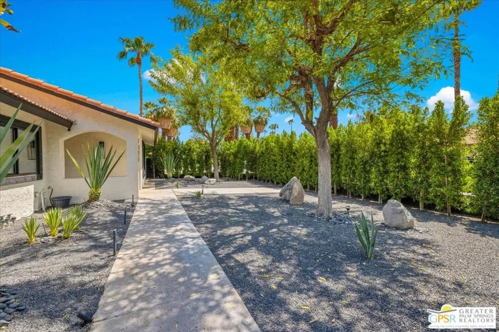3190 E Loma Vista Circle Palm Springs, CA 92264