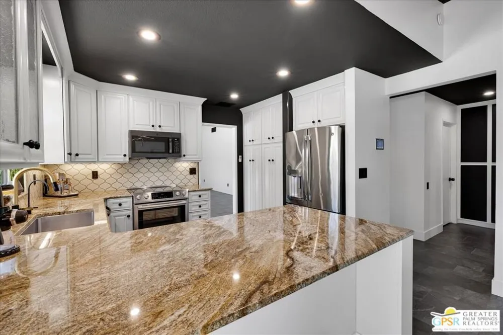 3190 E Loma Vista Circle Palm Springs, CA 92264