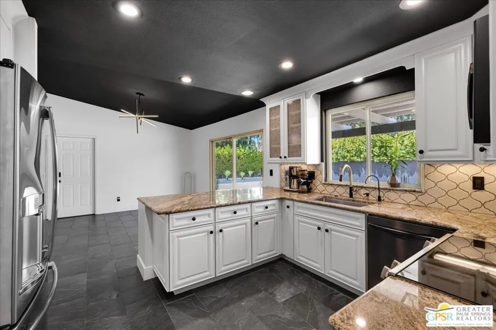 3190 E Loma Vista Circle Palm Springs, CA 92264