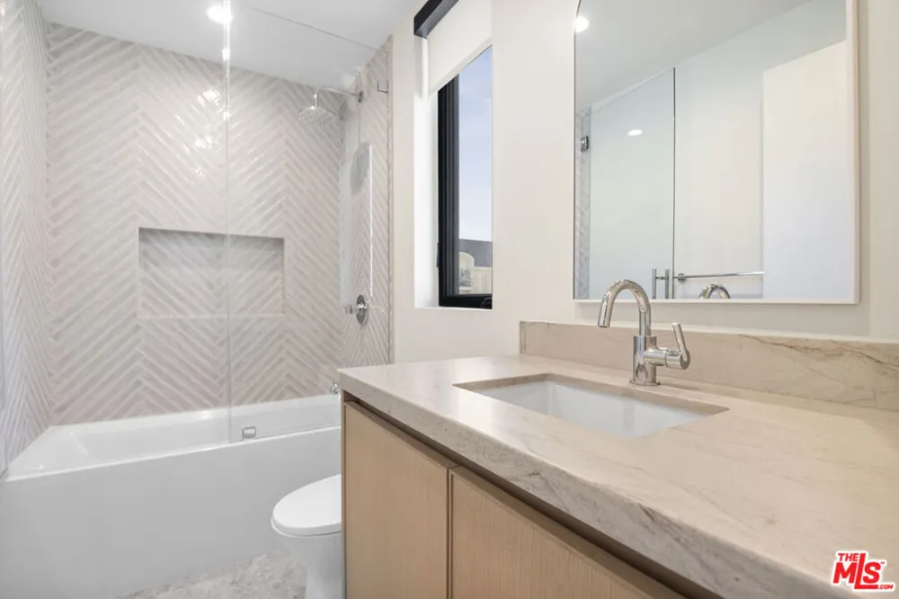 426 Arnaz Drive Los Angeles, CA 90048